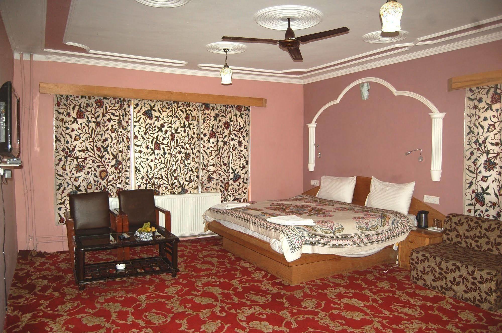 Hotel Paradise Inn Пахалгам Экстерьер фото