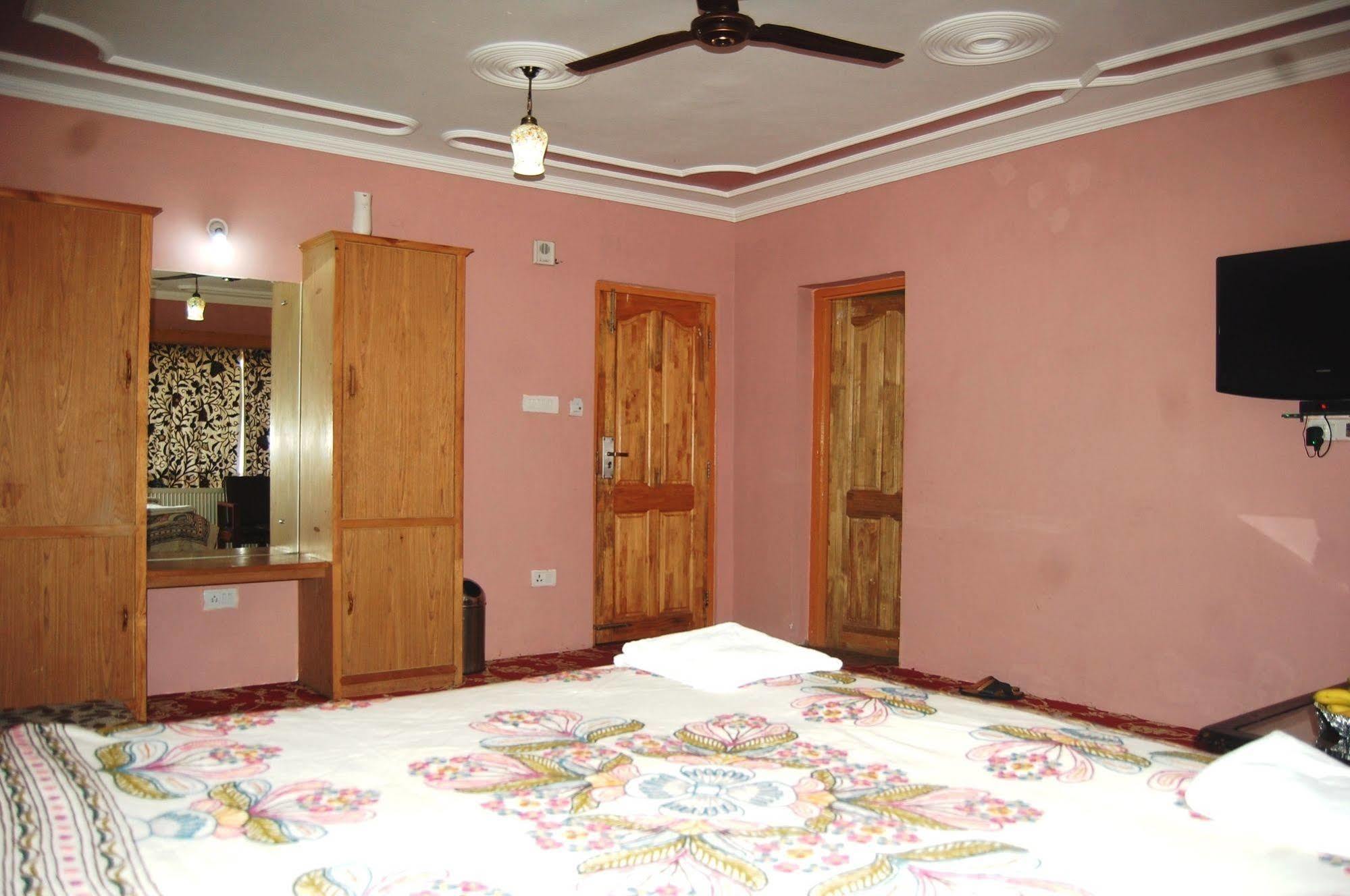 Hotel Paradise Inn Пахалгам Экстерьер фото