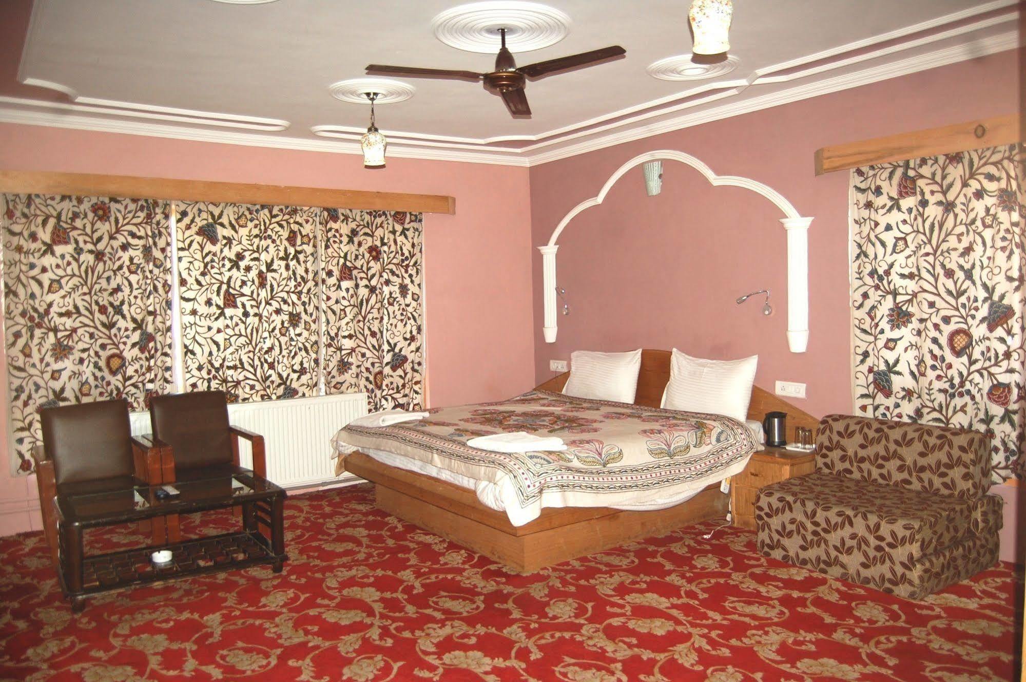 Hotel Paradise Inn Пахалгам Экстерьер фото