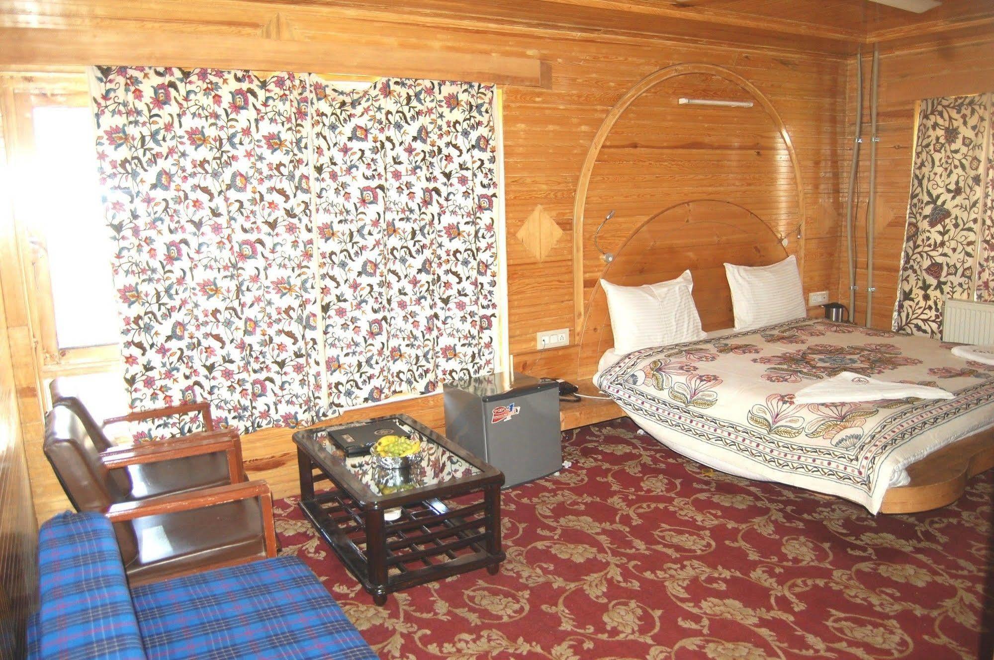 Hotel Paradise Inn Пахалгам Экстерьер фото