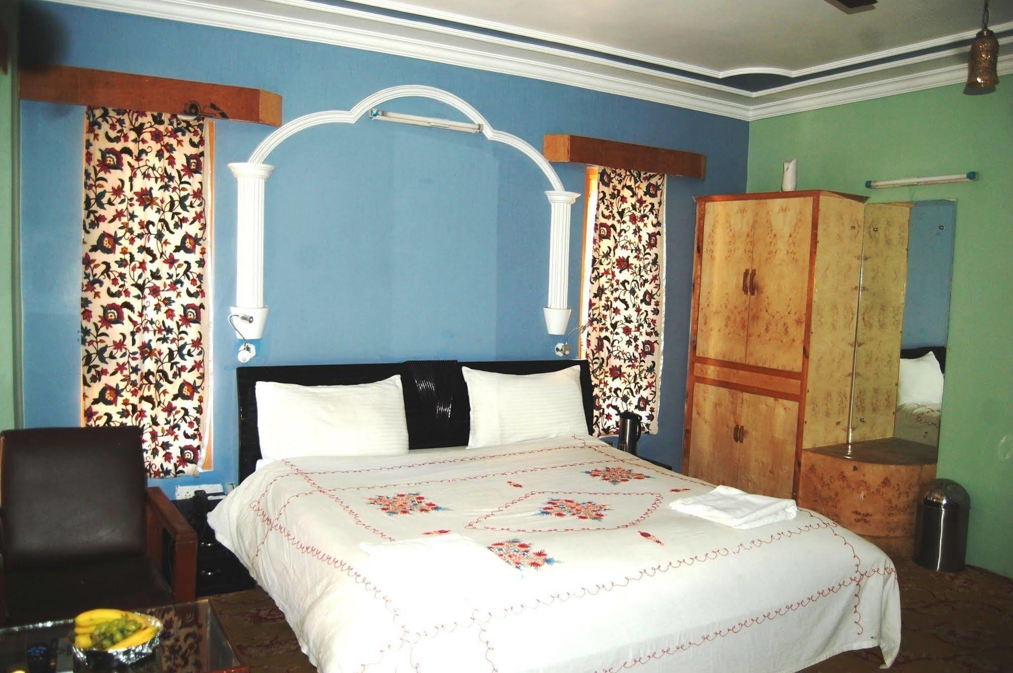 Hotel Paradise Inn Пахалгам Экстерьер фото