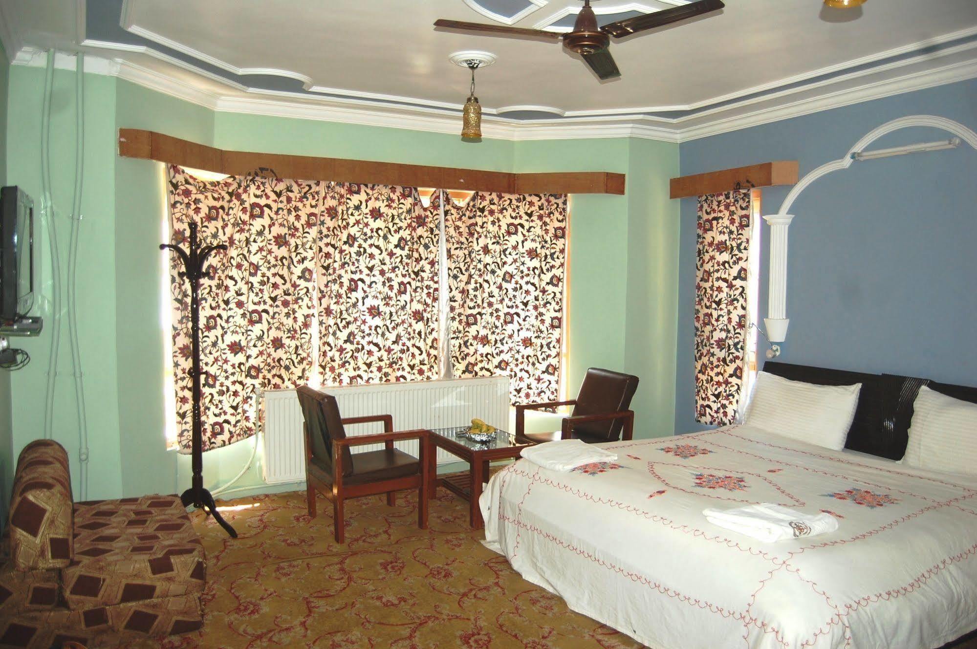 Hotel Paradise Inn Пахалгам Экстерьер фото